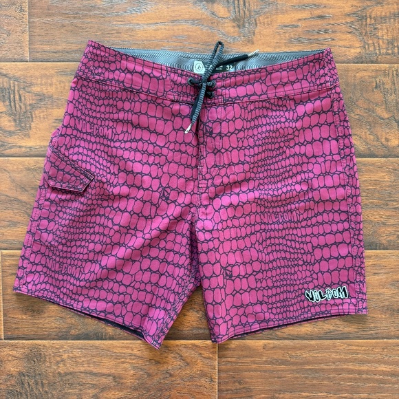 Volcom Size 32 Boardshort - Reptile Print - Picture 1 of 4